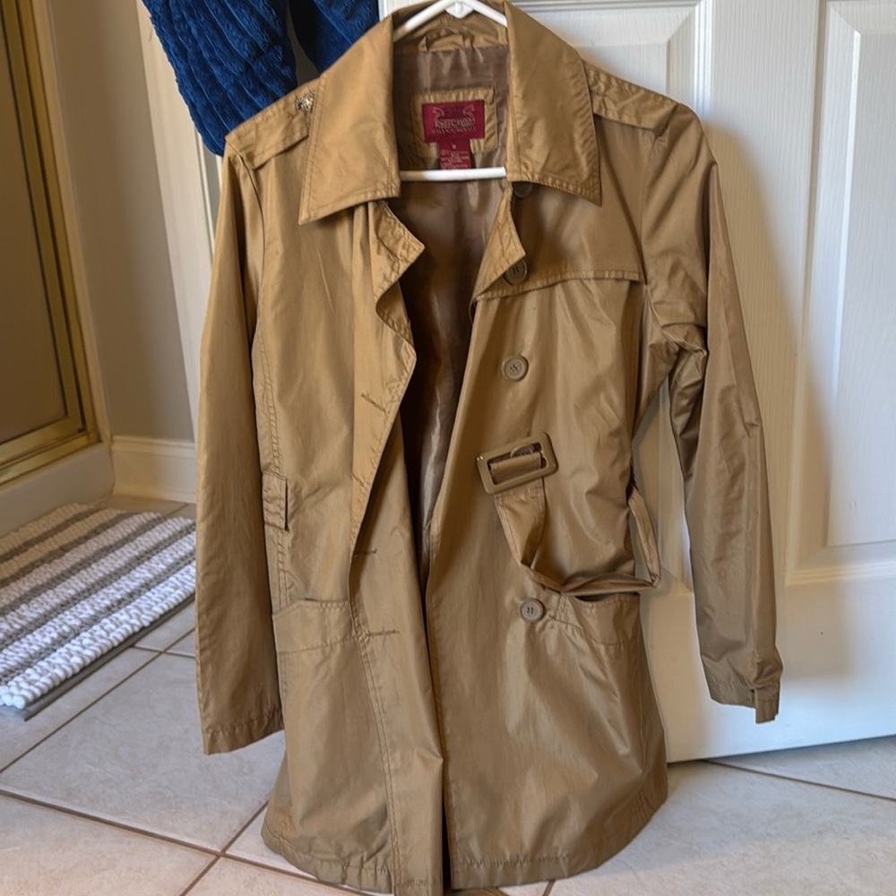 Vintage trench coat Super light weight n fully lined into sleeves.